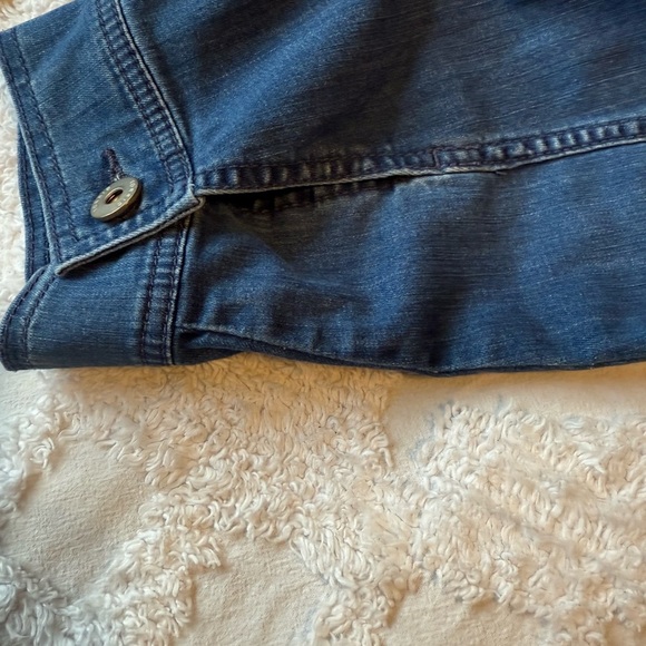 Torrid woman’s size 1 cropped button blue jean jacket EUC - Picture 4 of 10